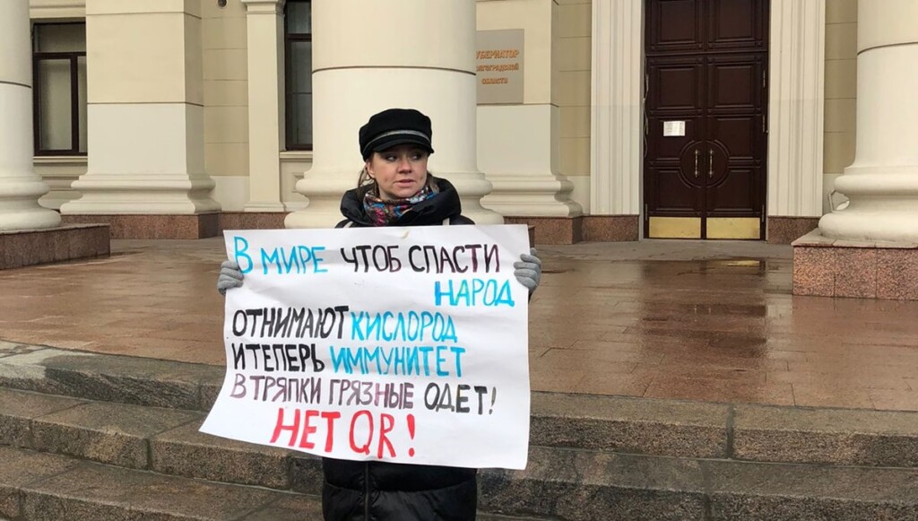 Подруги устроили акцию протеста перед администрацией Волгоградской области в день голосования за введение QR-кодов