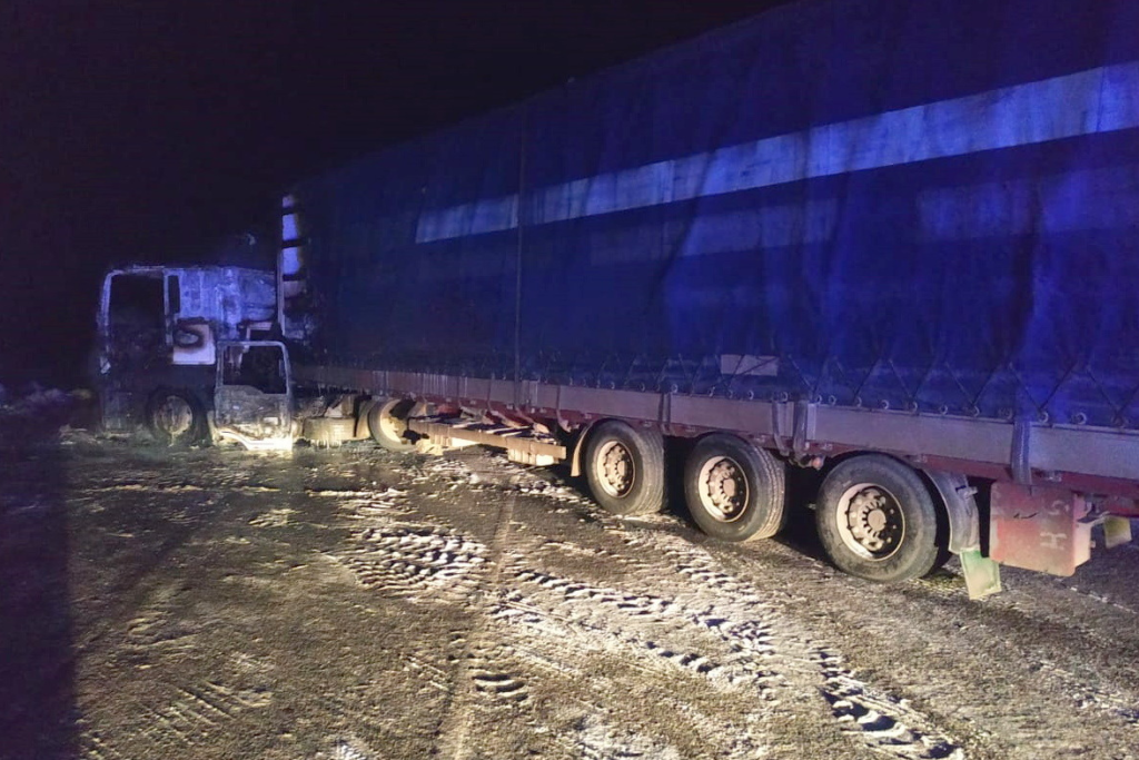 На видео попало спасение из полыхающей машины дальнобойщика в Волгоградской области