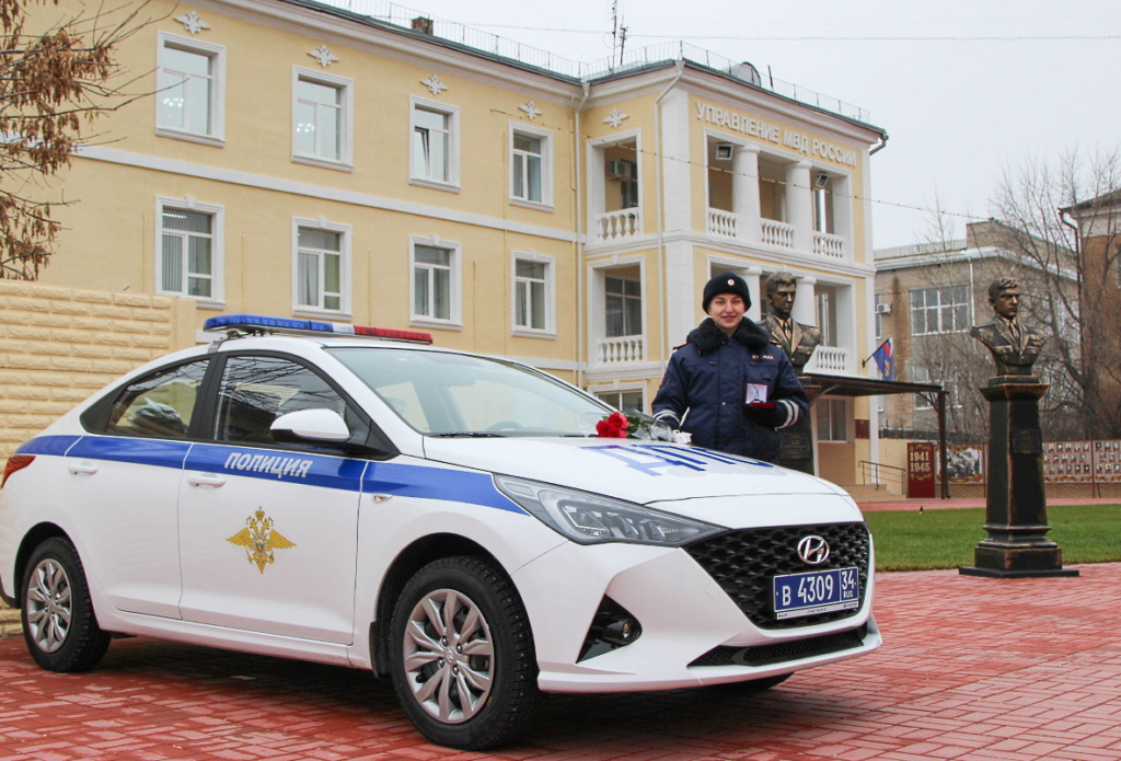 Открывшая стрельбу во время задержания подростка в Волжском сотрудница полиции получила новый автомобиль и деньги