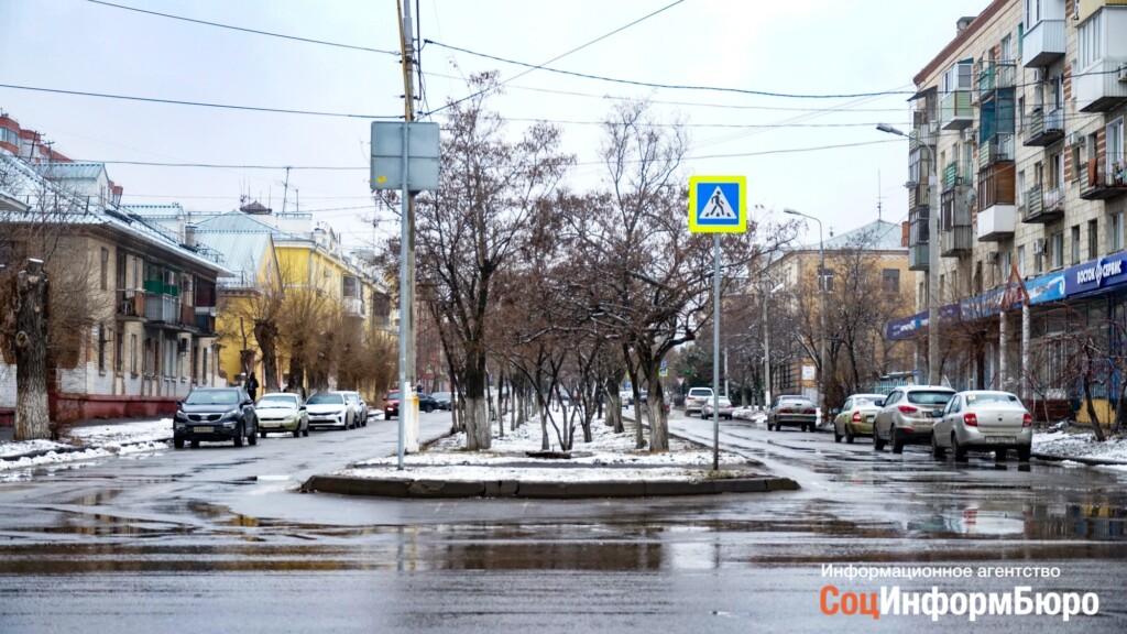 Улицы в Волгограде начали заранее посыпать песко-соляной смесью