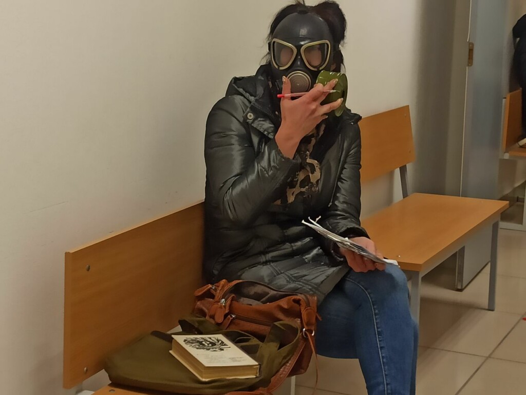 Участница «штурма» Роспотребнадзора в Волгограде пришла на заседание суда в противогазе