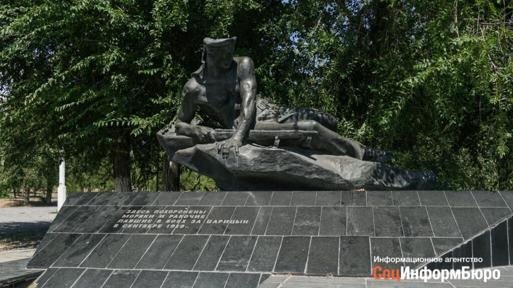 В Волгограде двое приятелей вырезали часть памятника на братской могиле моряков времен войны