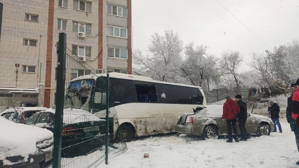 Восемь волгоградцев пострадали в автобусе без тормозов в Саратове