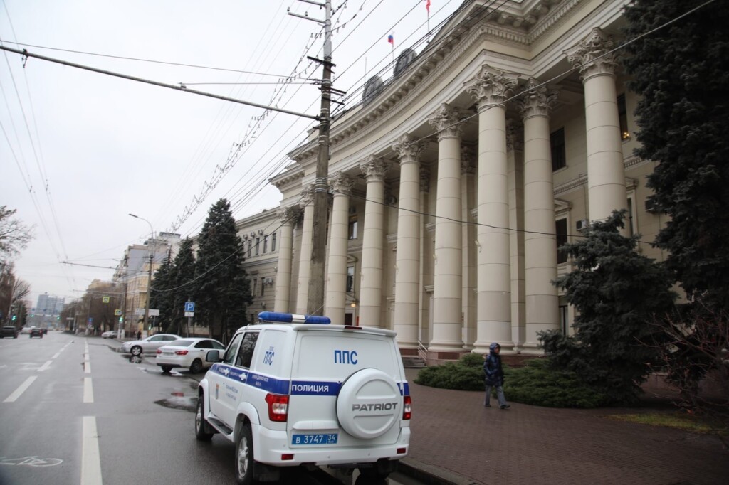 Заседание Волгоградской областной Думы проходит под усиленной охраной
