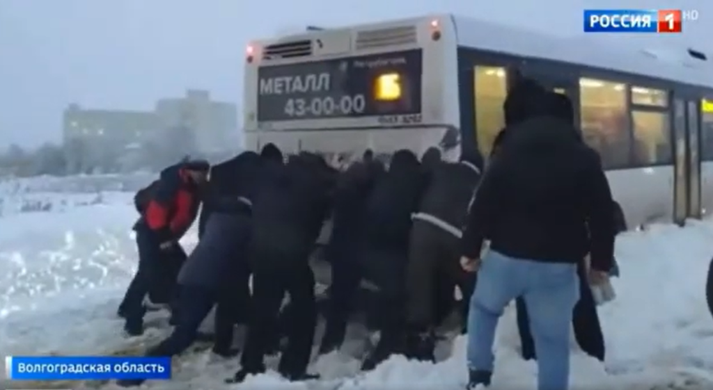 Суровые волгоградцы вытолкали не один автобус из снега, чтобы хоть как-то добраться до работы
