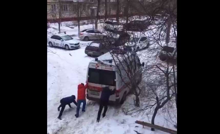 Машина скорая помощи застряла в нечищенном от снега дворе многоквартирного дома в Краснооктябрьском районе Волгограда