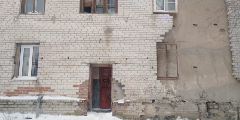 В Волгограде рухнула стена аварийного дома, 12 лет ждавшего переселения