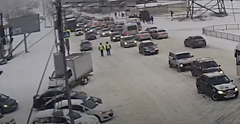 Коллапс в Краснооктябрьском районе: госавтоинспекторы борются с гигантской пробкой на перекрестке
