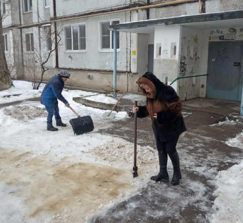 «Женщина в шубе без перчаток работает ломом»: волжан удивили снимки с городской уборки сосулек