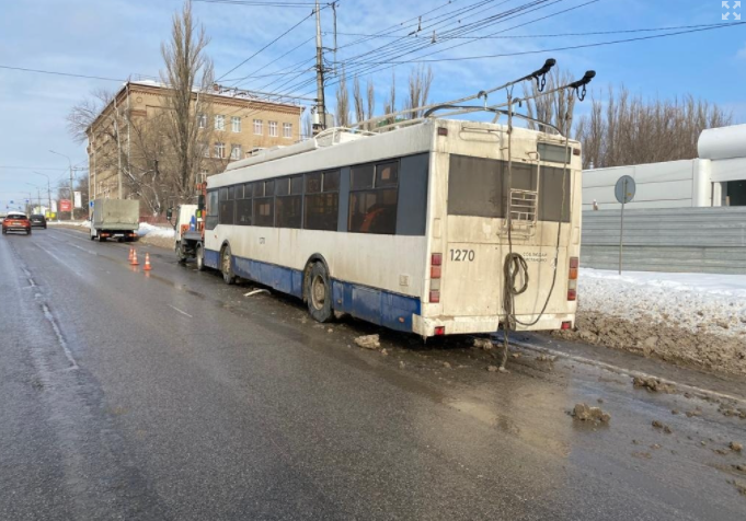 В Волгограде городской троллейбус протаранил машину «Светосервиса»