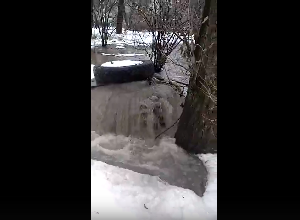 В Кировском районе четвертый день улицу топит канализация из «ничейного» колодца
