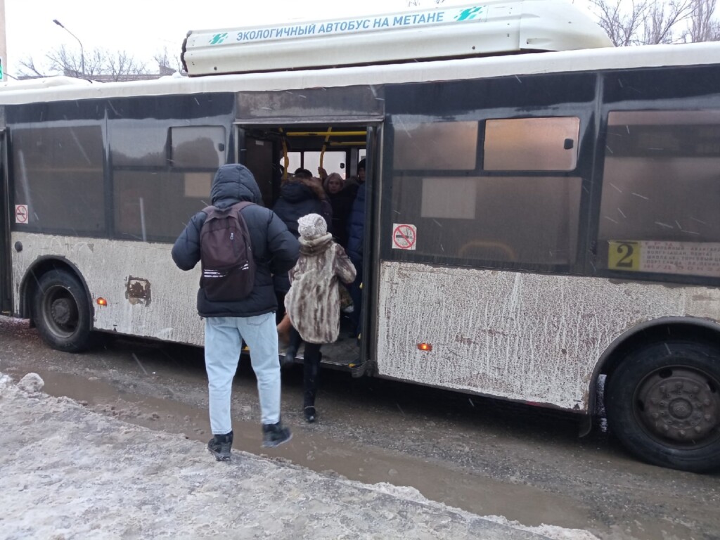 На помощь муниципальному ПАТП приехали синие автобусы