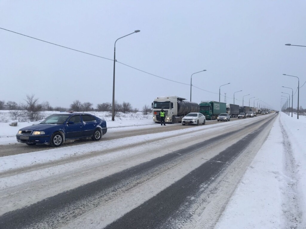В ГИБДД из-за некачественной уборки дорог ограничили въезд грузовиков в Волгоград