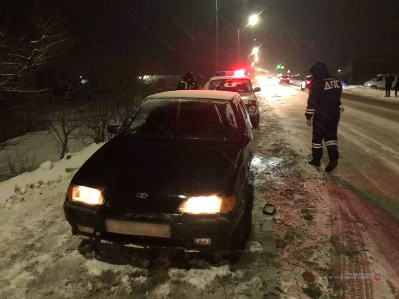 В Среднеахтубинском районе полиции пришлось стрелять по колесам автомобиля с опасным водителем