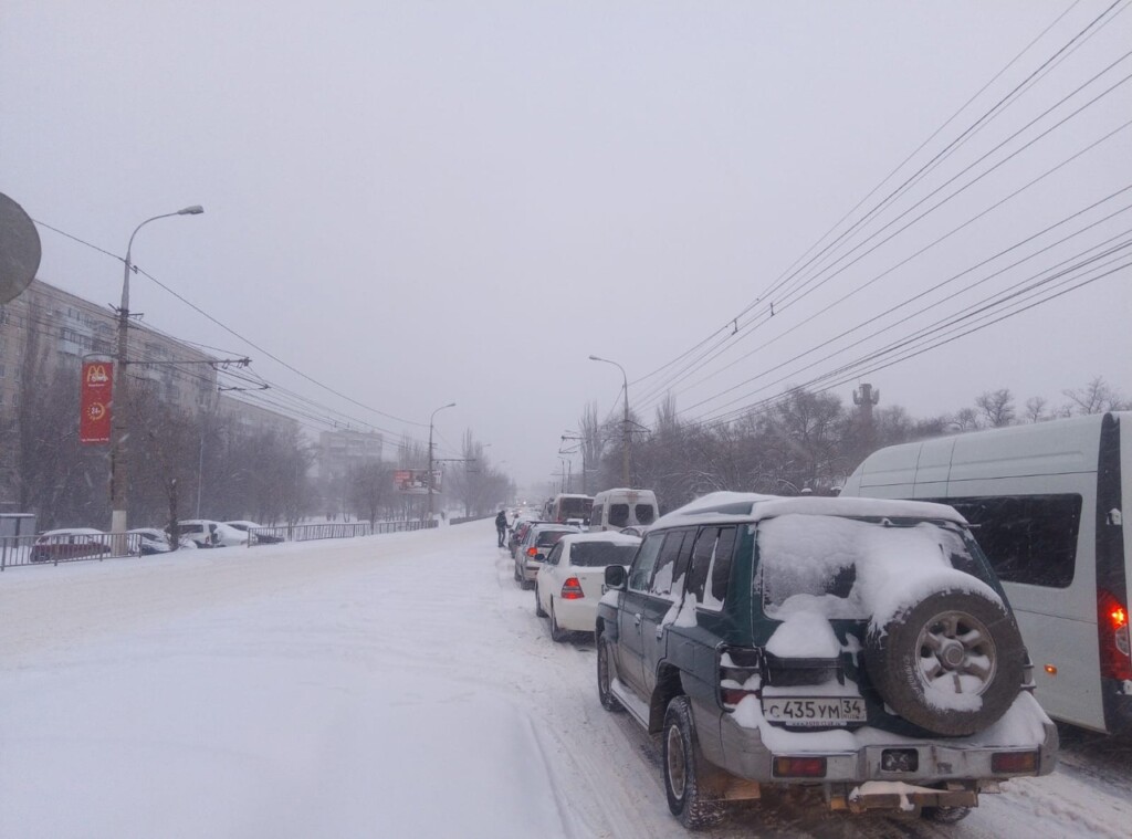 «Пешком быстрее»: 10-балльные пробки в Волгограде не рассосались и к 10 утра