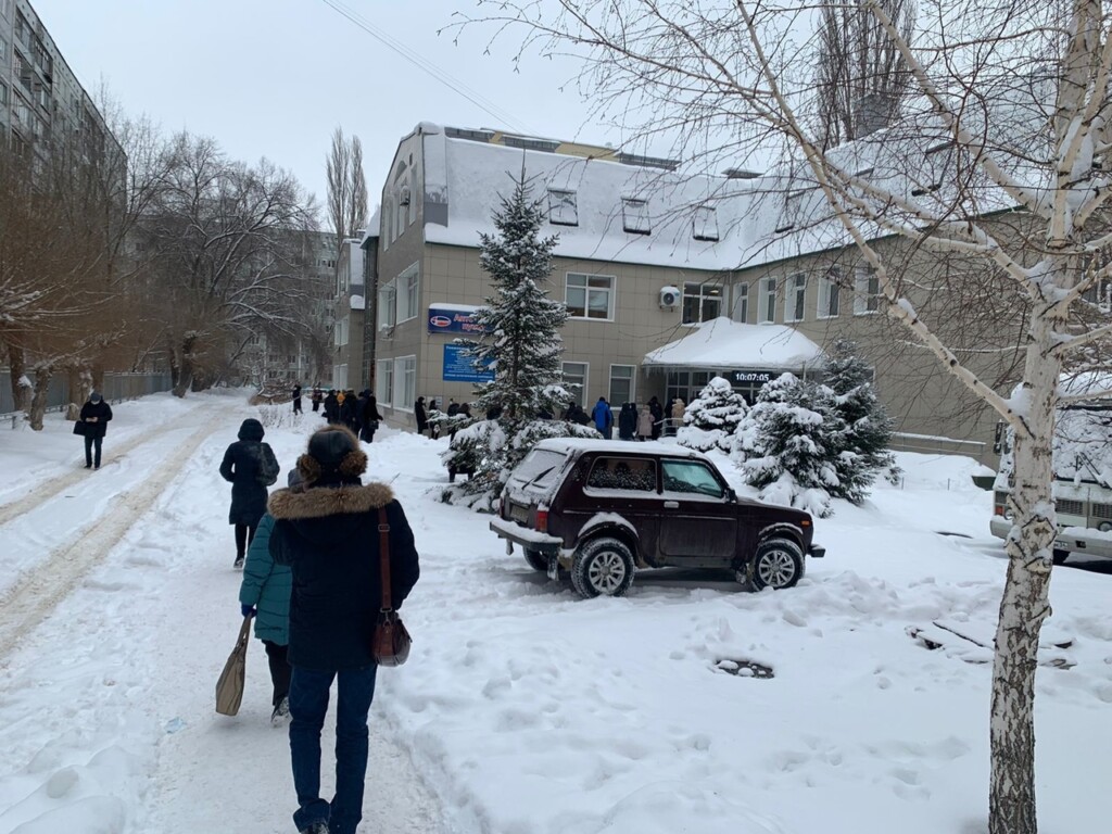 В Волгограде очереди больных не вмещаются в поликлиники