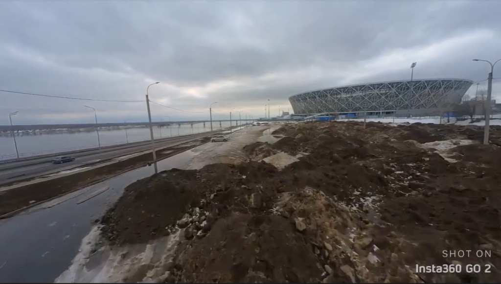 Горы грязного снега складируются в центре города на парковке стадиона «Волгоград-Арена»