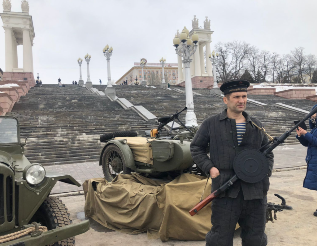 В Волгограде в честь 2 февраля собрали выставку военной техники в центре города