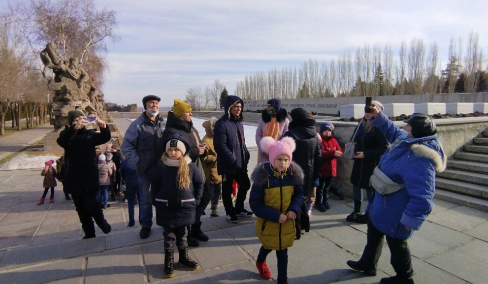В Волгограде беженцев из Донбасса свозили на Мамаев курган и покатали на каруселях в ЦПКиО