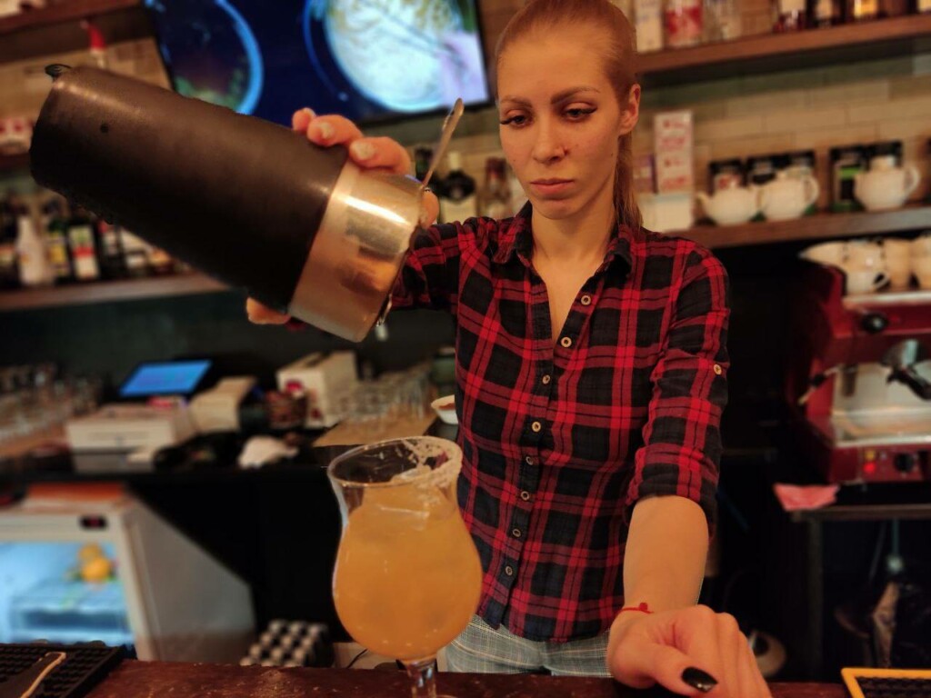 «Это — по любви»: девушка-бармен Юлия Мищенко из Волжского в честь профессионального праздника поделилась секретами работы за стойкой и вне ее
