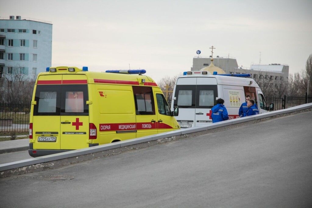 В волгоградской больнице скончался упавший с высоты второго этажа подросток