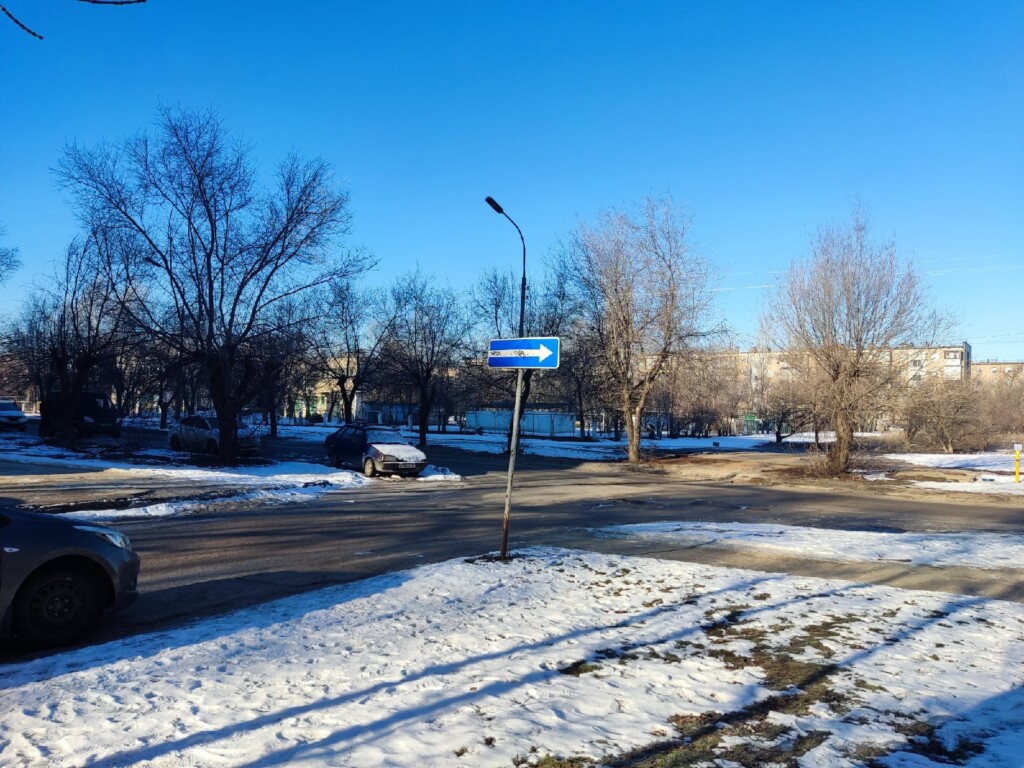В Волжском на односторонних дорогах поставили запрещающие знаки, чтобы машины не мешали уборке несуществующего снега