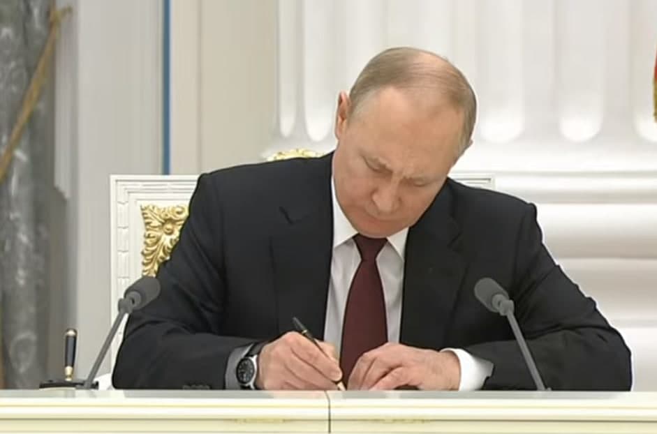 Путин подписал указ о признании независимости Донецкой и Луганской республик