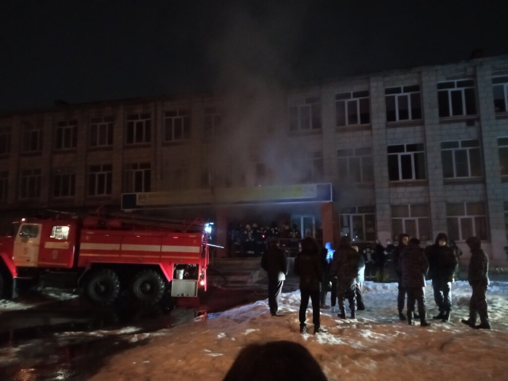 В Волгограде из-за замыкания проводки загорелась школа №56