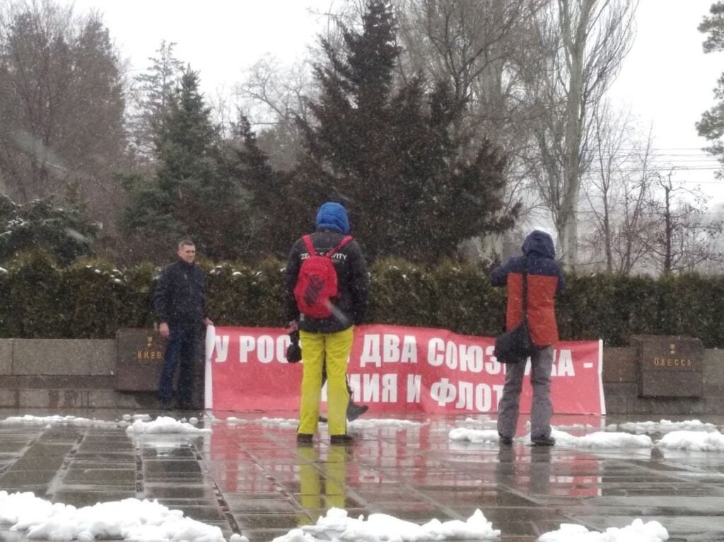 Житель Волгограда вышел на одиночный пикет в поддержку Российской армии