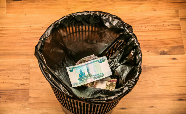 Банки сливают проценты по депозитам: куда бежать вкладчикам перед решением ЦБ?