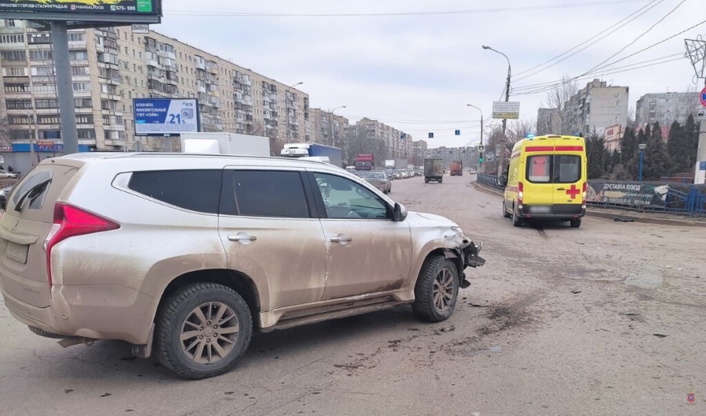 Стали известны подробности столкновения внедорожника с машиной реанимации в Красноармейском районе Волгограда