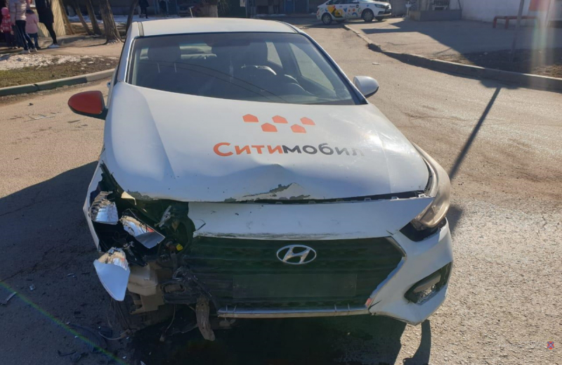 В Волжском два автомобиля такси попали в аварии