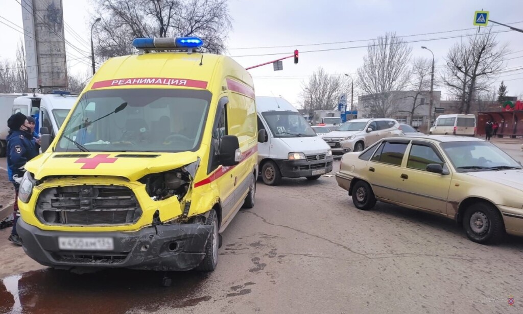 Стали известны подробности столкновения внедорожника с машиной реанимации в Красноармейском районе Волгограда