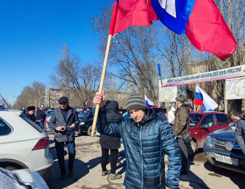 «Если бы я мог, то присоединился бы к ним»: в Волгоградской области прошел масштабный автопробег в поддержку Российской армии