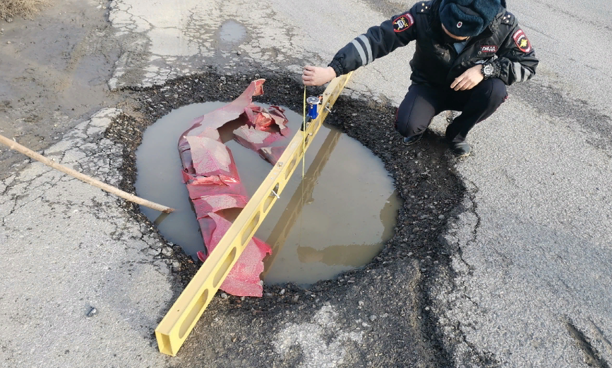 Сотрудники ГИБДД признали дороги в Дзержинском районе Волгограда опасными