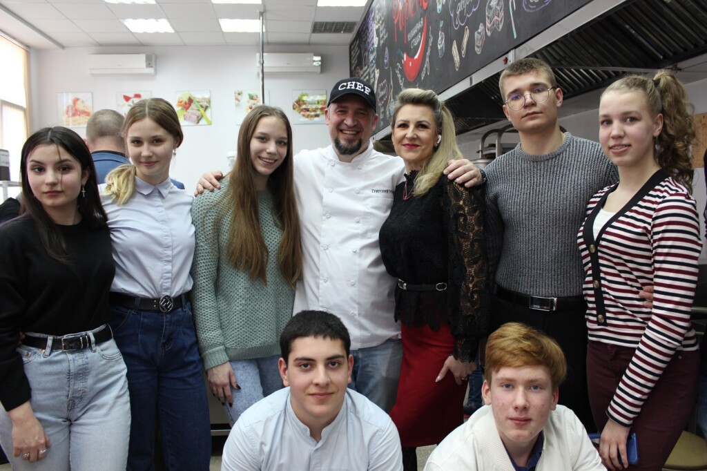Звездный шеф-повар Григорий Мосин попробовал школьные завтраки в Волгограде