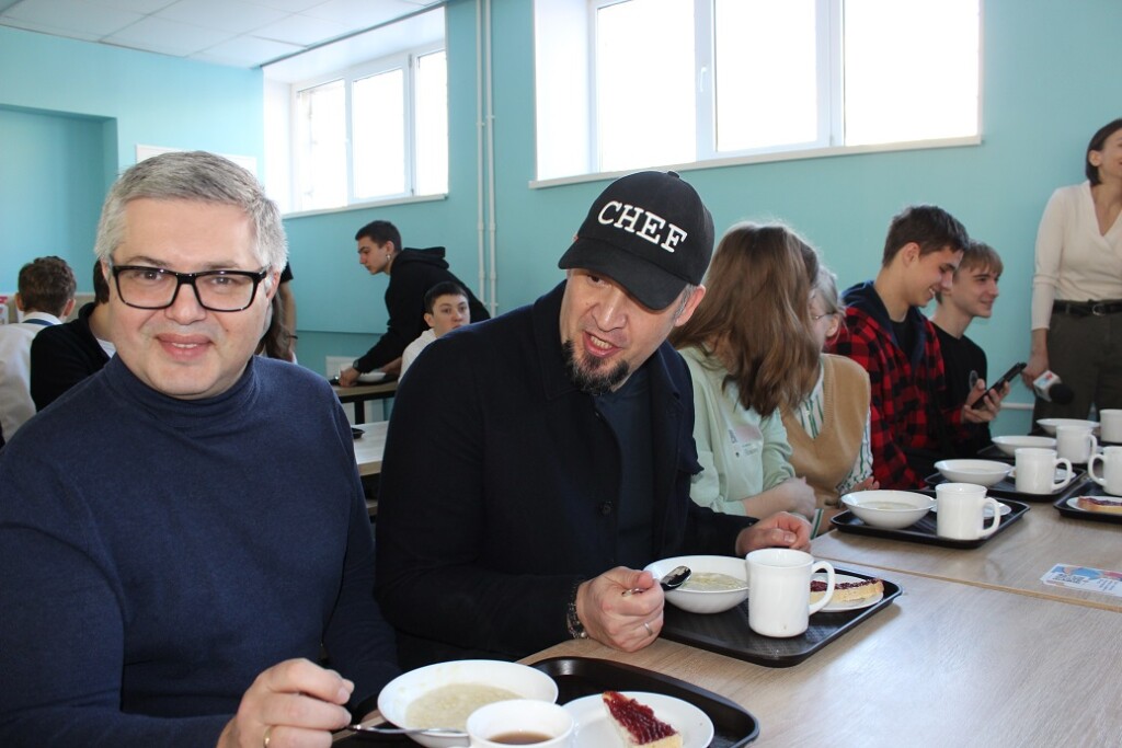 Звездный шеф-повар Григорий Мосин попробовал школьные завтраки в Волгограде