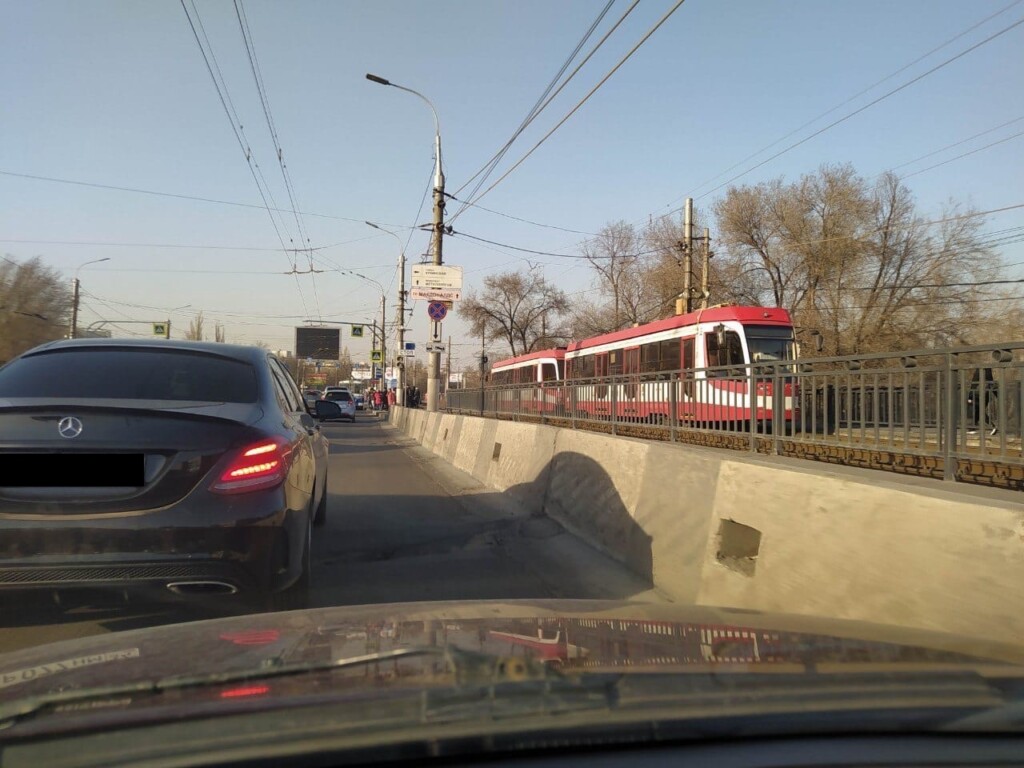На севере Волгограда встали трамваи и не работают светофоры