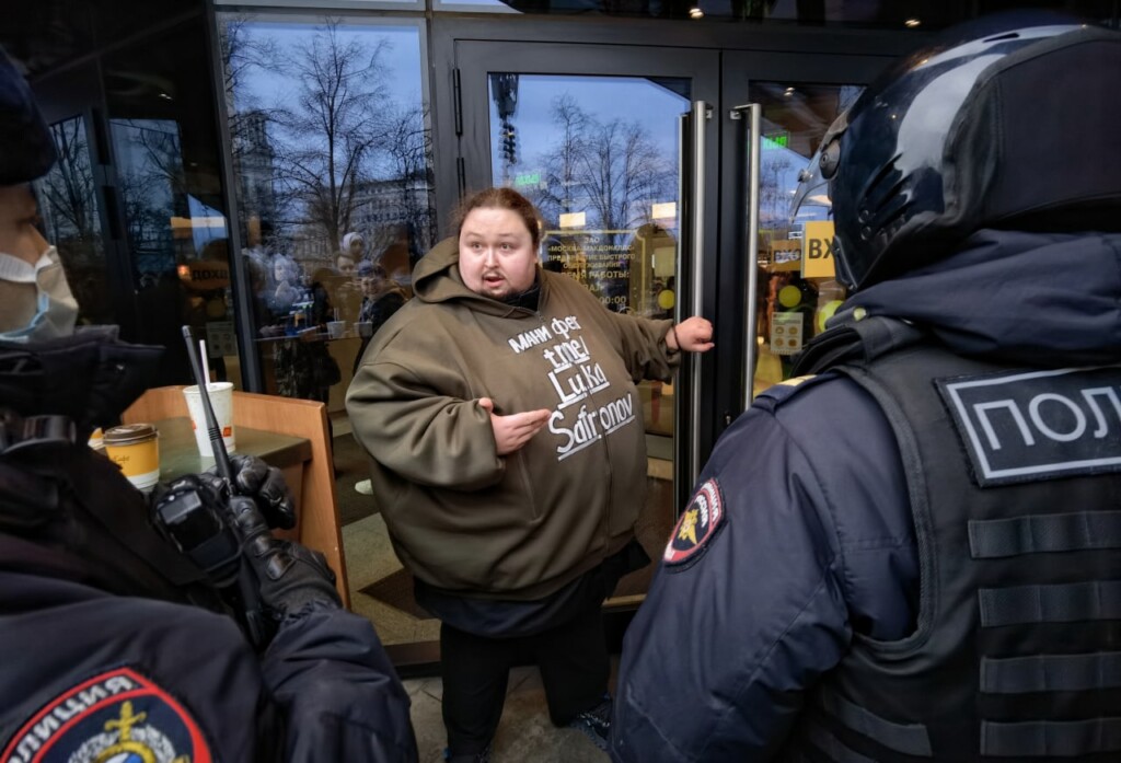 После акции сына Никаса Сафронова, приковавшего себя к дверям ресторана, McDonald’s продлил работу