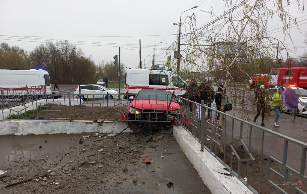 В Кировском районе Волгограда красный Audi сбил женщину и протаранил ограждение
