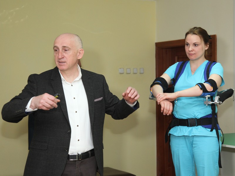 Волгоградские ученые разработали экзоскелет для пострадавшего во время спецоперации на Украине военнослужащего
