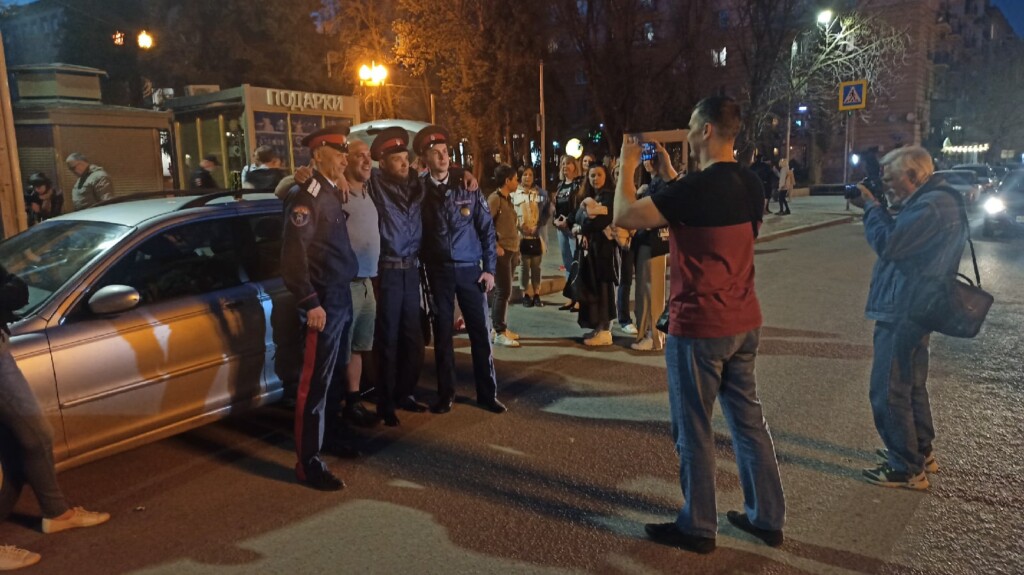 «Грэмушка, родной»: Как волгоградцы встретили собирающего гумпомощь для Мариуполя британского журналиста