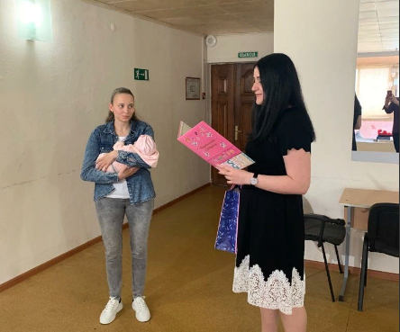 В Волгограде получила свидетельство о рождении малышка из Мариуполя