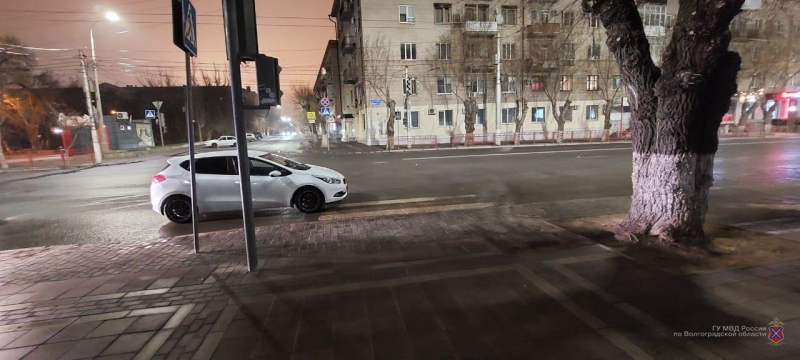 В центре Волгограда на пустой дороге иномарка сбила двоих пешеходов
