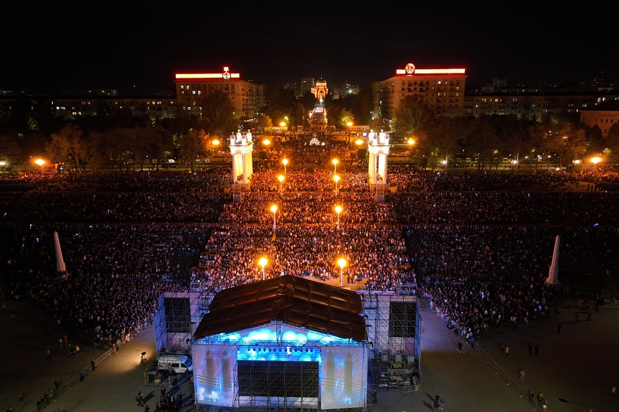 Финальный концерт и праздничный салют в Волгограде собрали десятки тысяч зрителей
