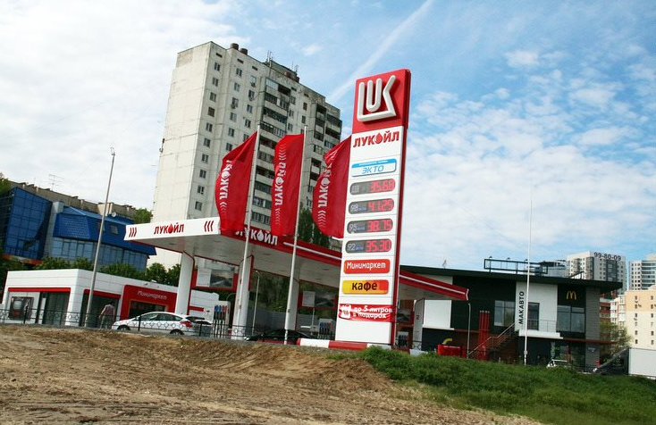 В Волгограде желтые заправки Shell сменят красные «лукойловские»