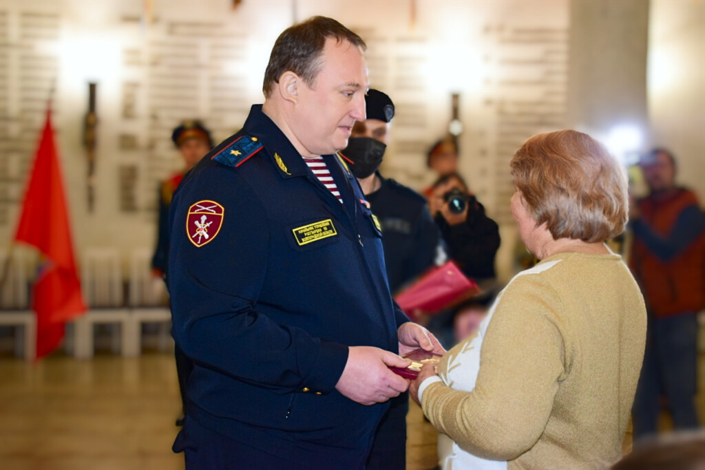 В Волгограде посмертно наградили Орденом Мужества старшего сержанта полиции Алексея Гронова