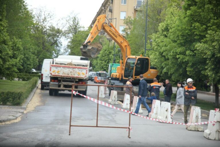 Два района Волгограда остались без воды, а центр заливает нечистотами из-за аварии на коллекторе на склоне Царицынского парка
