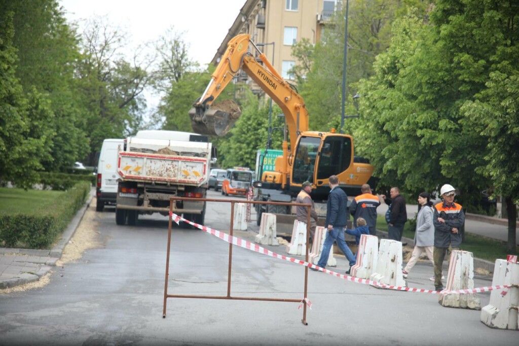На набережной Волгограда “Концессии теплоснабжения” снова разрыли траншею