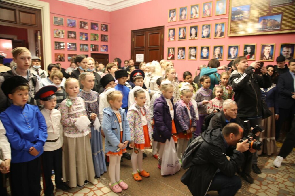 Ливень помешал проведению праздничного концерта в честь "Ночи казачьем театре"